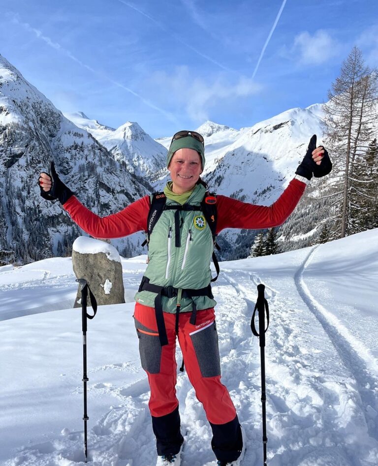 Vicki stehend im Schnee, Hände mit Daumen hoch