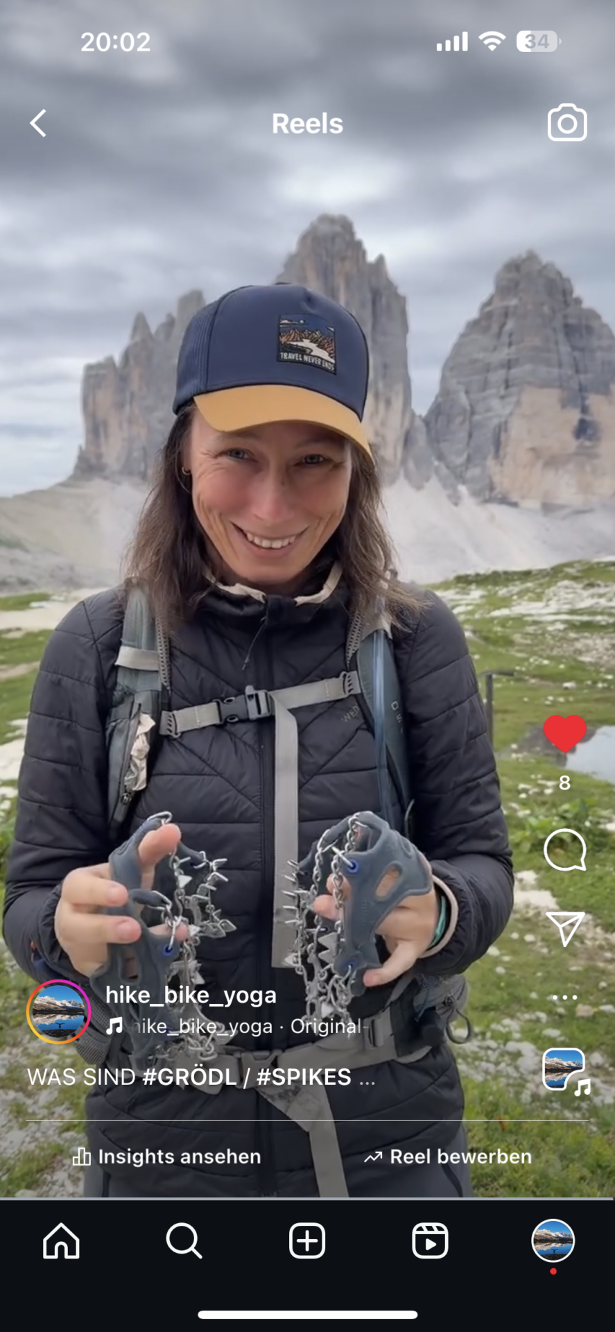 Frau mit Grödln in der Hand