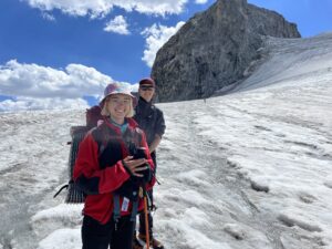 Zwei Jugendliche beim Trekken auf einem Gletscher